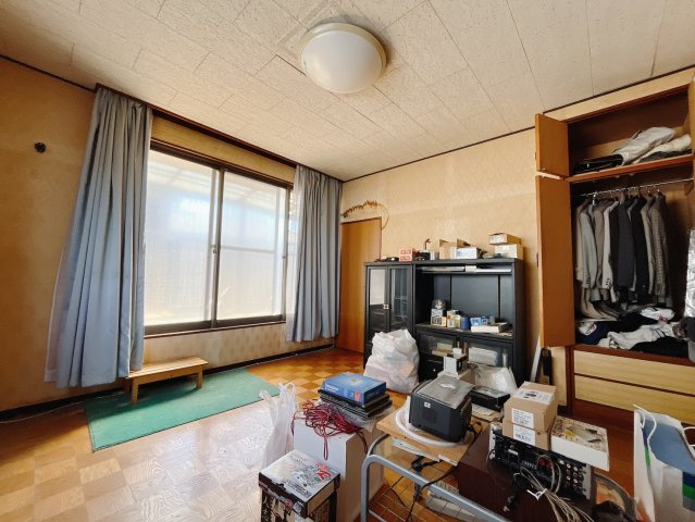 【中古戸建】本庄市寿2丁目の洋室|■洋室｜洋室には大きな窓をご用意しています。日中はあたたかな日差し差し込み自分時間も充実できますね＾＾