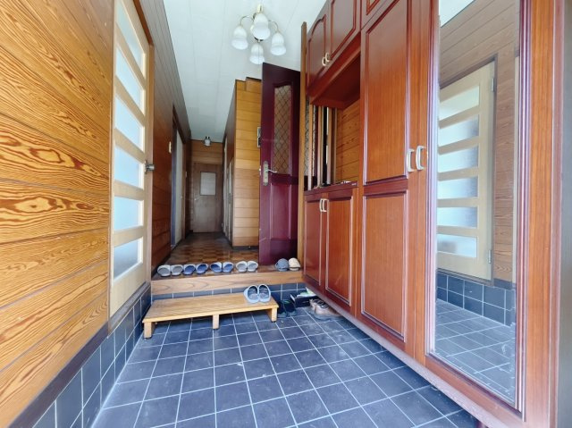 【中古戸建】本庄市寿2丁目の玄関|■玄関｜収納豊富な玄関♪全身ミラー付き収納もあり、お出かけ前の身だしなみチェックもバッチリです！
