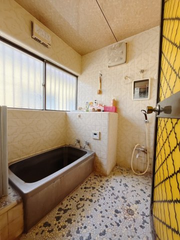 【中古戸建】本庄市寿2丁目の浴室|■浴室｜大きな窓がついている浴室になっています。換気もできますので、常に綺麗を保てます！