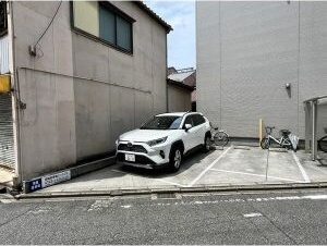 レクサス1439の駐車場|車をお持ちの方に嬉しい駐車場付きの物件です