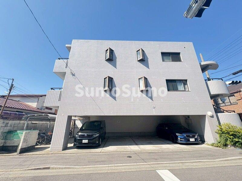 メゾンデール塚口の駐車場|駐車場があるので、車を買う予定の方も安心です