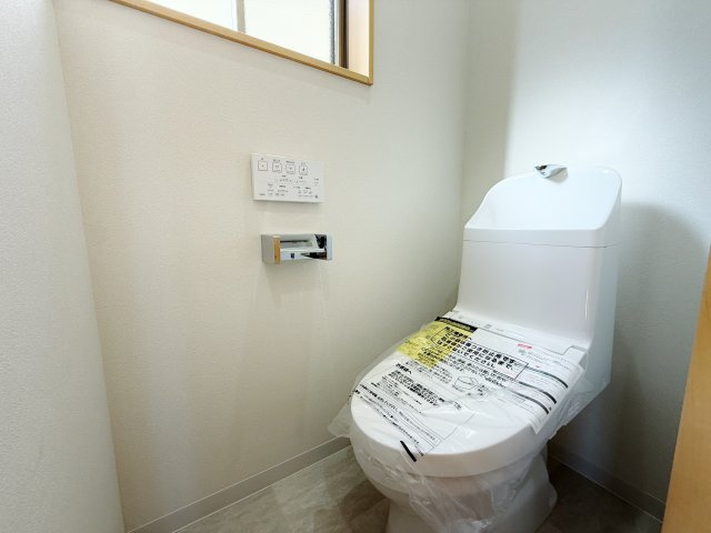 和光市諏訪 のトイレ|3階トイレ
小窓を設け明るく衛生的です
トイレは1階、3階共に設置しているので忙しい朝にも便利です