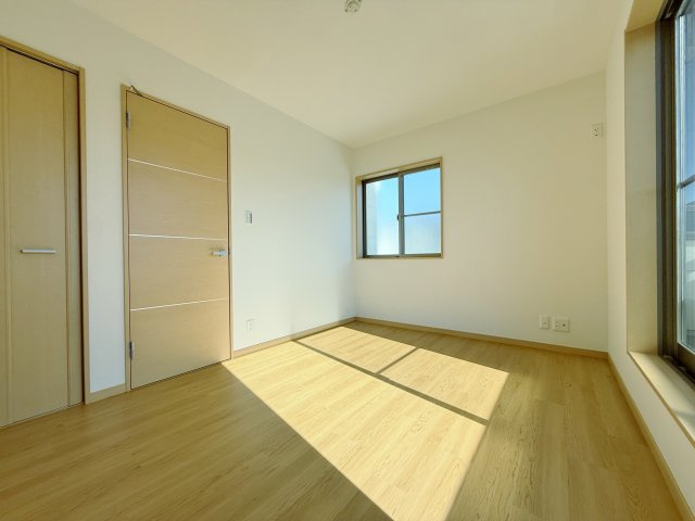 和光市諏訪 の洋室|3階6.1帖洋室は2面開口の明るく快適な空間です
南東側に設けて大きな掃き出し窓からバルコニーに動線がつながります