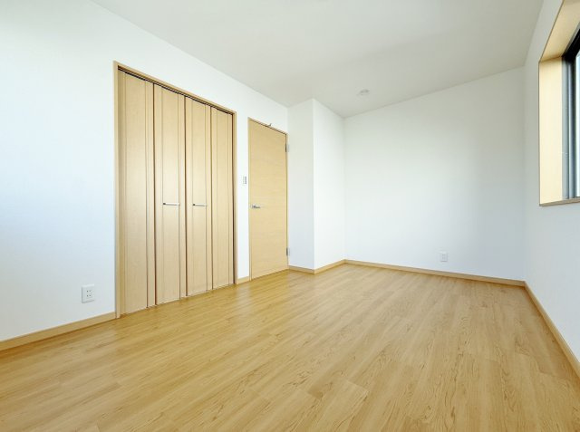 和光市諏訪 の洋室|3階6.6帖洋室は2面開口の明るく快適なお部屋です
壁面ワイドなクローゼットが魅力的です