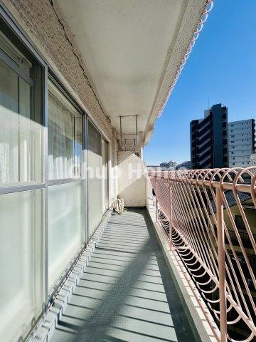たつみ橋マンションのバルコニー|【バルコニー】幅もあって、奥行きもあるゆとりのバルコニー。洗濯物を干したり乾かしたりだけでなく、ただ出てみるだけでも気持ちいいですよ。