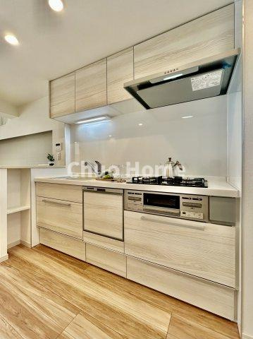 たつみ橋マンションのキッチン|ワイドで収納豊富なシステムキッチン
