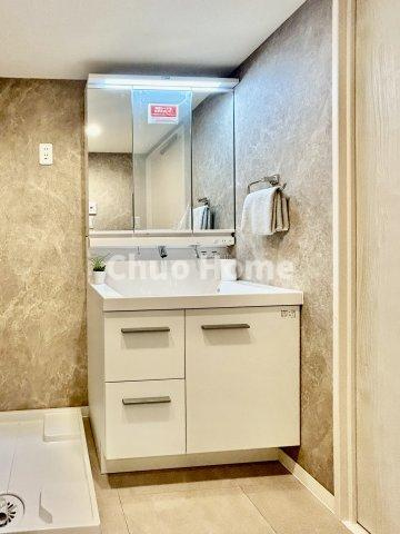 たつみ橋マンションの独立洗面台|【洗面化粧台】洗面化粧台には三面鏡を採用。身だしなみを整えやすい事はもちろんですが、鏡の後ろに収納スペースを設ける事により、散らかりやすい洗面スペースをすっきりさせる事が出来るのも嬉しいですね