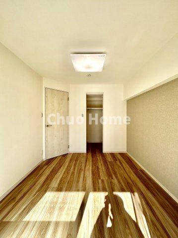 たつみ橋マンションの洋室|【洋室】快適に過ごす条件は、一人ひとり違います。だからこそ飾り過ぎないシンプルな内装と偏り過ぎないデザインで統一しております。居住していく中でオーナー様だけの【マイホーム】に創り上げて下さい