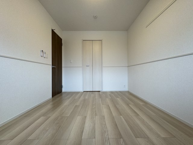 クレールＢの居間・リビング|北側洋室