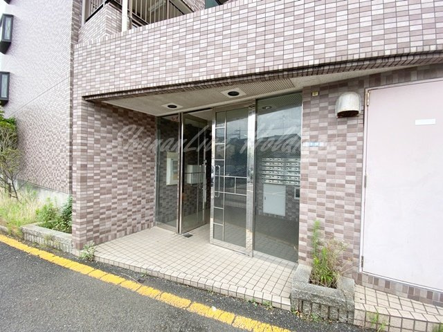 茅ヶ崎市本宿町の賃貸マンションのエントランス|毎日通るエントランス♪