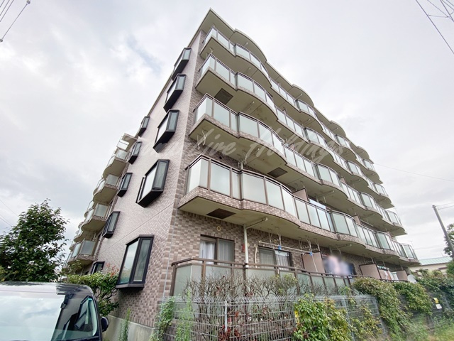 茅ヶ崎市本宿町の賃貸マンションの外観|鉄筋コンクリートマンションで防音面も安心♪