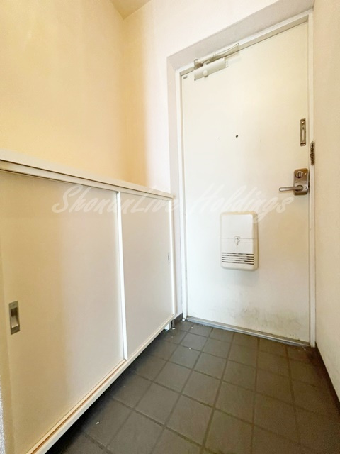 茅ヶ崎市本宿町の賃貸マンションの玄関|お履き物が多い方にもおすすめ♪