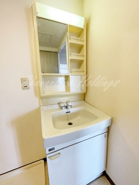 茅ヶ崎市本宿町の賃貸マンションの洗面所|明るい洗面所です
