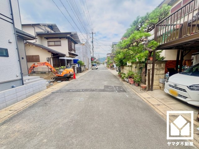 八幡市川口東扇　A号棟の前面道路含む現地写真