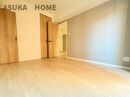 横浜南太田ホームズ2階の洋室|たっぷりの陽射しを感じ、開放感のあるゆったりとした空間での時間は代えがたいですね。