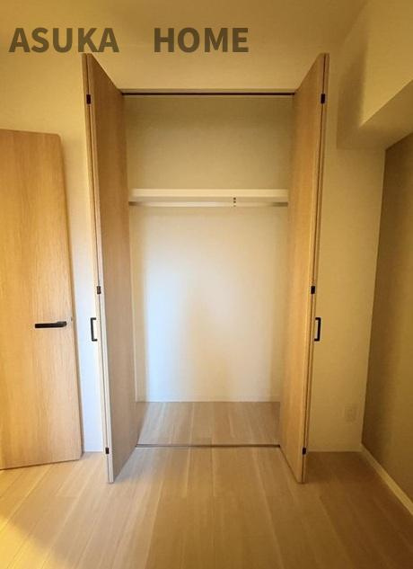 横浜南太田ホームズ2階の収納|クローゼットは多様なお洋服の収納にも対応しやすく助かりますね。