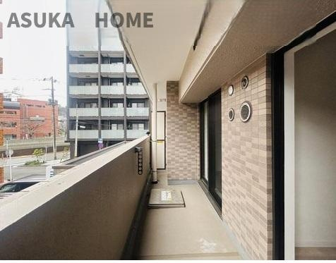 横浜南太田ホームズ2階のバルコニー|大きな窓からたっぷりの日差しが降り注ぎ、目覚めの良い朝を迎えられそうですね。