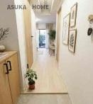 横浜南太田ホームズ2階の玄関|明るい玄関が家路からの「ただいま」の安心感を実感させてくれそうですね。