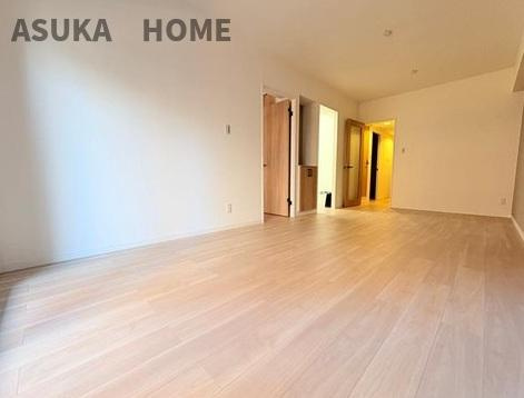 横浜南太田ホームズ2階の居間・リビング|LDKと隣接した洋室は、リビングを広く使う事もでき汎用性が高くなってます。