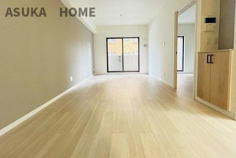 横浜南太田ホームズ2階の居間・リビング|ゆとりのあるダイニングスペースで、大きなテーブルで囲む食事の時間も楽しめそうですね。