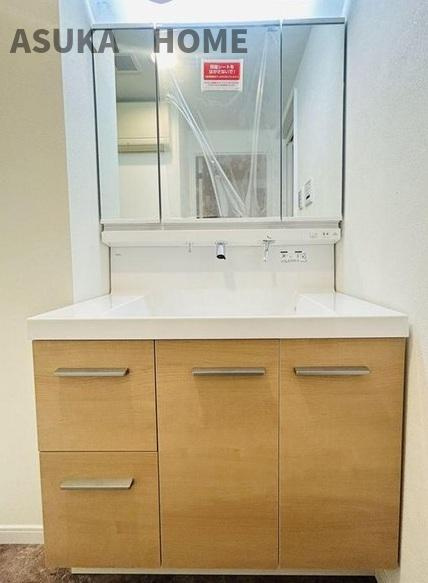 横浜南太田ホームズ2階の独立洗面台|歯磨きをしたりメイクや髪をセットしたり、使いやすさが考えられた3面鏡です。