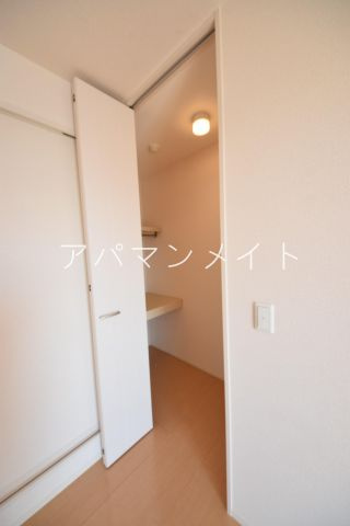 【収納】 | サンロイヤル | 物入になります。