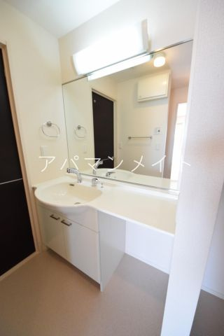 【洗面所】 | サンロイヤル | 広い洗面スペース