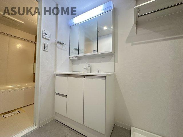 港南台パーク・ホームズの独立洗面台|使いやすい3面鏡、シャワー付水栓で洗面台でのシャンプーや毎日の掃除にも便利な設備ですね。