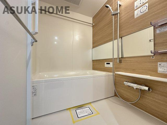 港南台パーク・ホームズのトイレ|温水洗浄便座のトイレ設備です。トイレ上部にはあると便利な吊戸棚を設置！