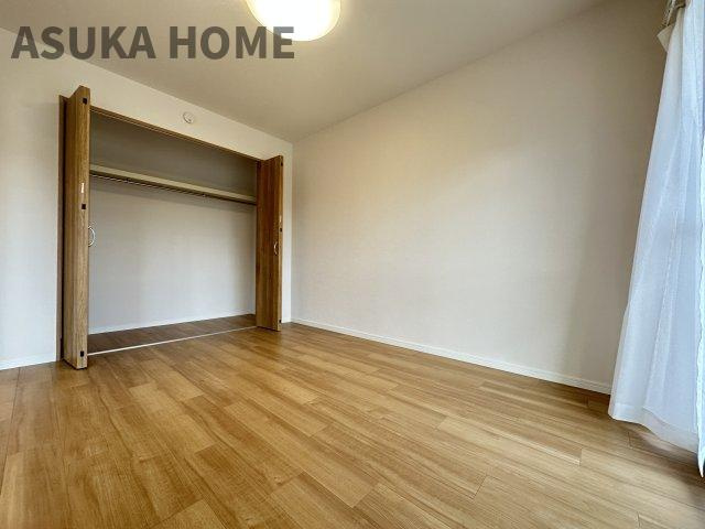 港南台パーク・ホームズの洋室|このお家で一番広い7.8帖の主寝室は大きな窓も有り居心地の良さそうな居室ですね。