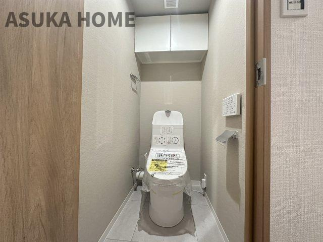 港南台パーク・ホームズのトイレ|温水洗浄便座のトイレ設備です。トイレ上部にはあると便利な吊戸棚を設置！