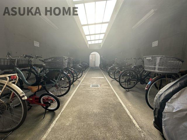 港南台パーク・ホームズの駐輪場|大切な自転車を雨から守ってくれる屋根付きの駐輪スペースつき。