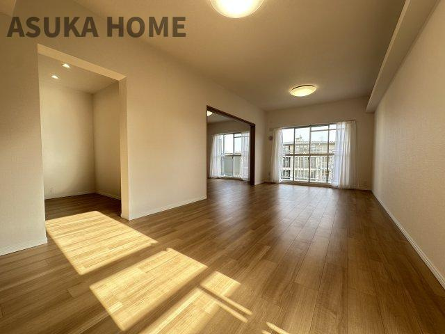 港南台パーク・ホームズの居間・リビング|LDKと隣接した洋室は、リビングを広く使う事もできるので汎用性が高いリビングになってます。