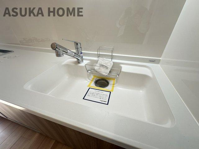 港南台パーク・ホームズの居間・リビング|開放感が有る2面の掃き出し窓が有るLDKです。