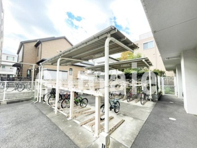 シュロスさいたま新都心のその他共用部分|屋根付き駐輪場です。