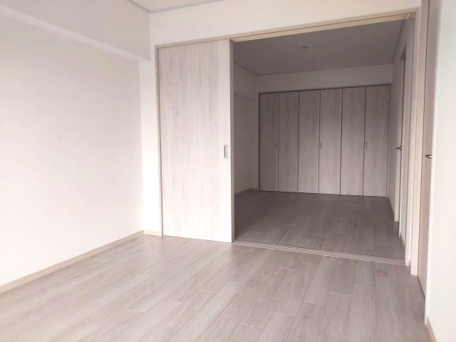 日興宝塚南口スカイマンションの洋室|洋室南側約6帖