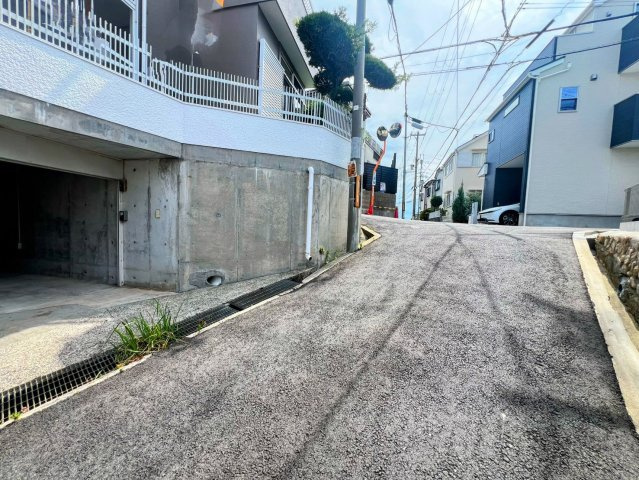 五月ケ丘の前面道路含む現地写真