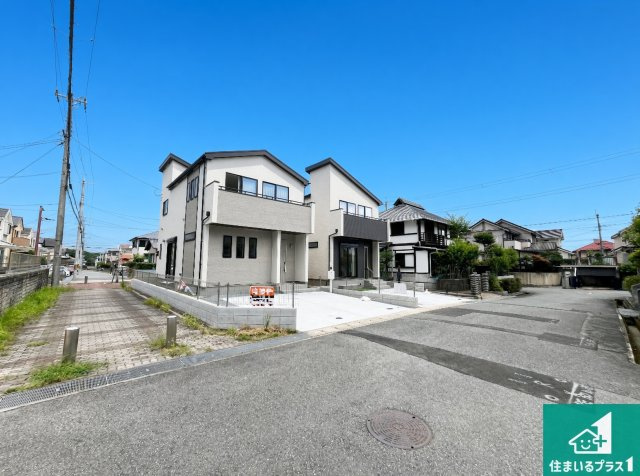 神戸市北区鹿の子台北町　新築一戸建ての前面道路含む現地写真|周辺は閑静な住宅街！前面道路広々で車の出し入れも便利です。駐車が苦手な方でも安心して車庫入れできます！