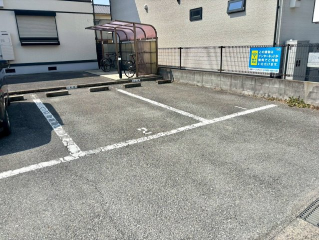 クレール糸井の駐車場