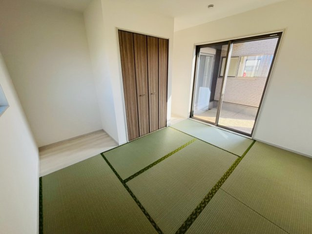 【いろどりアイタウン】　栃木市大宮町　22-P2　全3邸の和室|〇２号棟　和室　7.25帖〇
日差しが注ぎ、心地よい空間です。各居室に収納付きで住みやすさにこだわっています！
2026年3月撮影