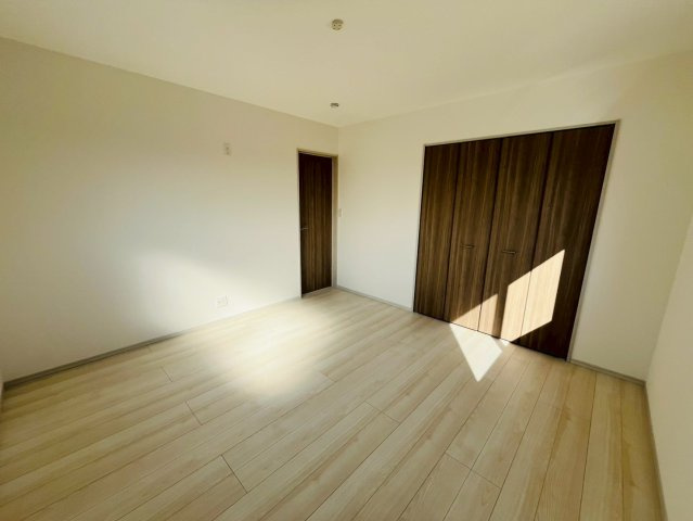 【いろどりアイタウン】　栃木市大宮町　22-P2　全3邸の洋室|〇２号棟　洋室　8帖〇
各居室に収納がございますので最大限お部屋を広く使うことができます♪
2026年3月撮影
