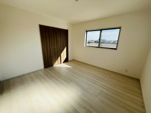 【いろどりアイタウン】　栃木市大宮町　22-P2　全3邸の洋室|〇２号棟　洋室　8帖〇
大きなベッドを置いてもゆとりのある広さです（＾＾）
2026年3月撮影