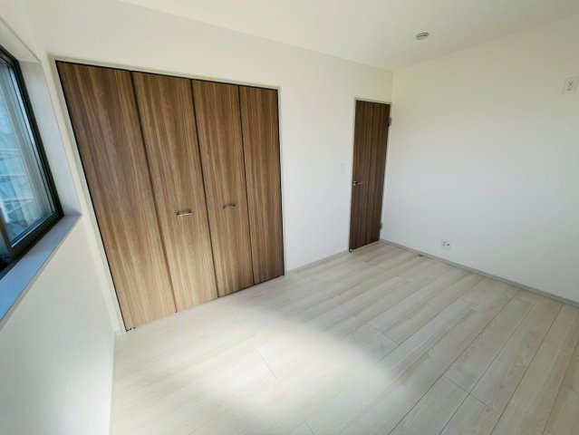 【いろどりアイタウン】　栃木市大宮町　22-P2　全3邸の洋室|〇２号棟　洋室　6帖〇
日差しが注ぎ、心地よい空間です。各居室に収納付きで住みやすさにこだわっています！
2026年3月撮影