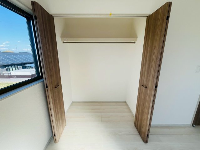 【いろどりアイタウン】　栃木市大宮町　22-P2　全3邸の収納|〇２号棟　洋室　6帖〇
クローゼットにはパイプハンガーが付いているので、お子様でも上手に収納することができます♪
2026年3月撮影