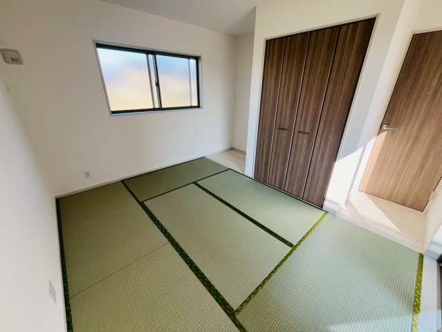 【いろどりアイタウン】　栃木市大宮町　22-P2　全3邸の和室|〇２号棟　和室　7.25帖〇
急な来客やお泊りに来られた方へのお部屋としてもご使用いただけます。
2026年3月撮影