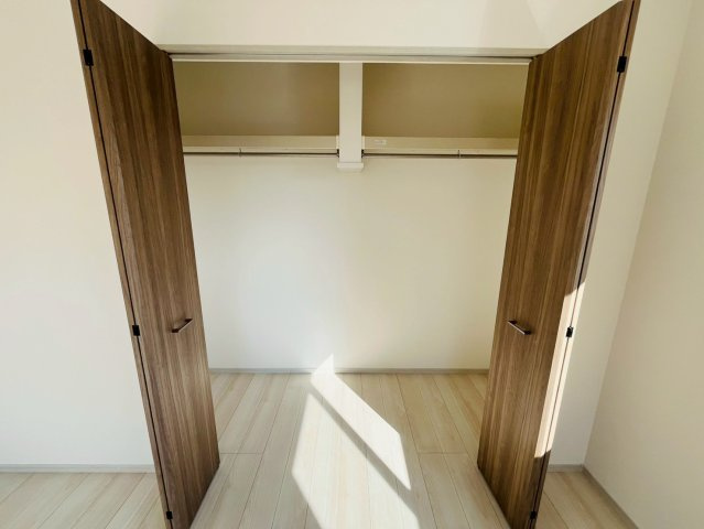 【いろどりアイタウン】　栃木市大宮町　22-P2　全3邸の収納|〇２号棟　クローゼット〇
枕棚＋ハンガーパイプ付きで上の空間も最大限活かせる収納です♪
2026年3月撮影