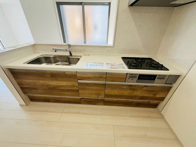 【いろどりアイタウン】　栃木市大宮町　22-P2　全3邸のキッチン|〇２号棟　キッチン〇
木目がおしゃれなキッチン♪大容量スライド収納と床下収納完備で食器や保存食などを保管しておくことができます（＾＾）
2026年3月撮影