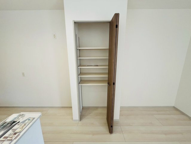 【いろどりアイタウン】　栃木市大宮町　22-P2　全3邸の収納|〇２号棟　パントリー〇
キッチン横にはパントリーがございます。食材の保存やキッチン用品などをしまっておくことができます♪
2026年3月撮影