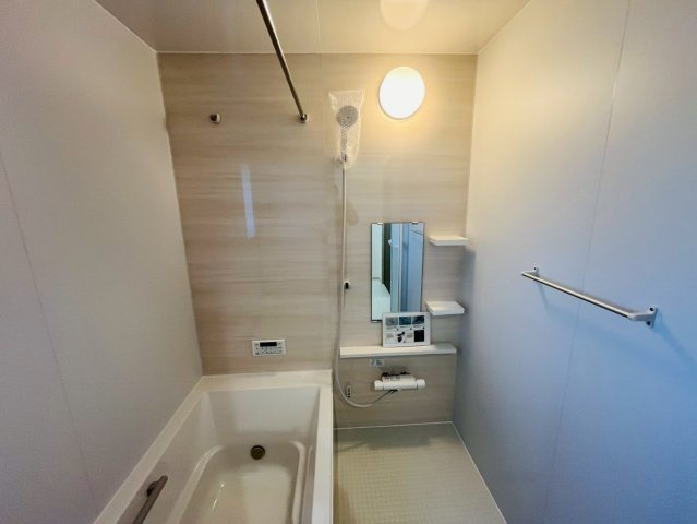 【いろどりアイタウン】　栃木市大宮町　22-P2　全3邸の浴室|〇２号棟　浴室〇
明るく清潔感のある浴室（＾＾）寒い日のお風呂や雨の日のお洗濯に便利な浴室暖房乾燥機付きです♪
2026年3月撮影