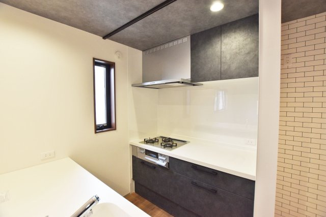 シャルムコート・ジョン上田中町｜3LDK＋駐車1台可のキッチン|キッチンシンクとコンロが分離しているタイプのキッチンを採用。限られたスペースを有効にかつ、機能的に活用するためです。